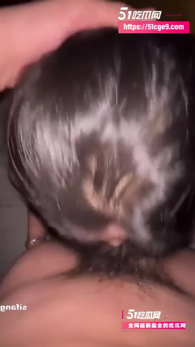 台湾反差网红蝴蝶身着紫纱情趣装自慰并遭金主暴力性侵犯