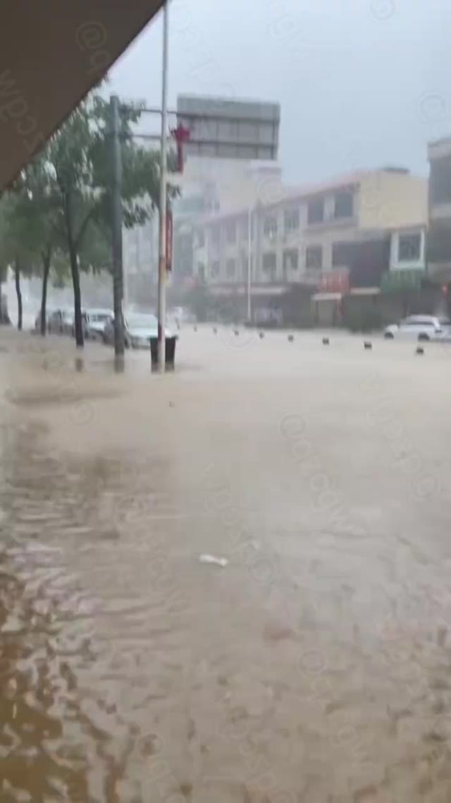 强台风红霞重创广东汕尾陆丰导致海水倒灌街道沦为汪洋并紧急撤离