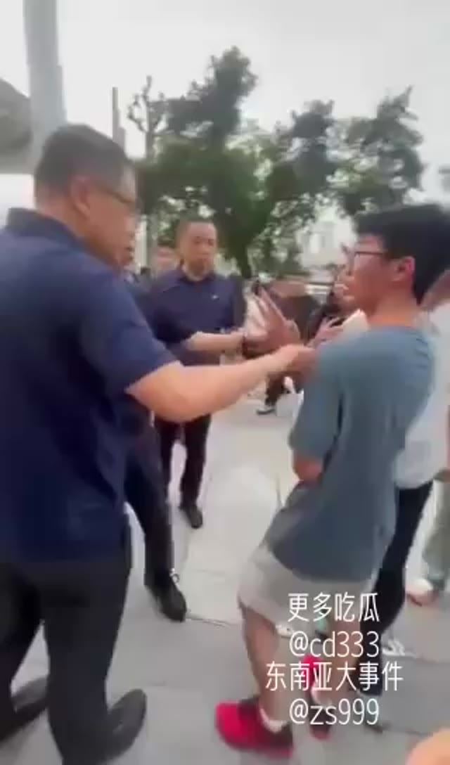 重庆时代峰峻办公地爆发粉丝大规模聚集冲突多名未成年人被警方带走