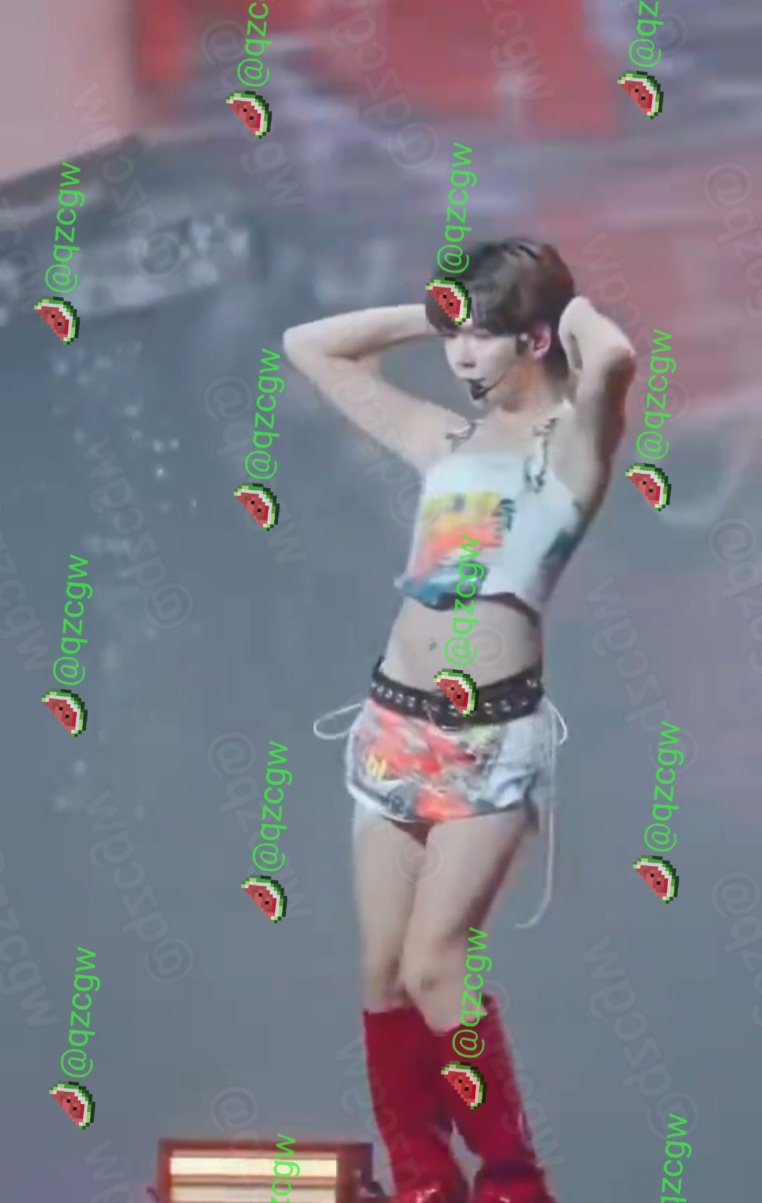 男偶像身着露腰吊带与超短热裤在演唱会热舞扭胯引发女性粉丝疯狂尖叫