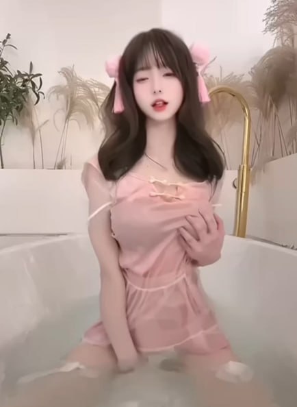 每日大赛 清纯女神私下定制尺度炸裂视频以黄瓜模拟口交自慰画面极度露骨