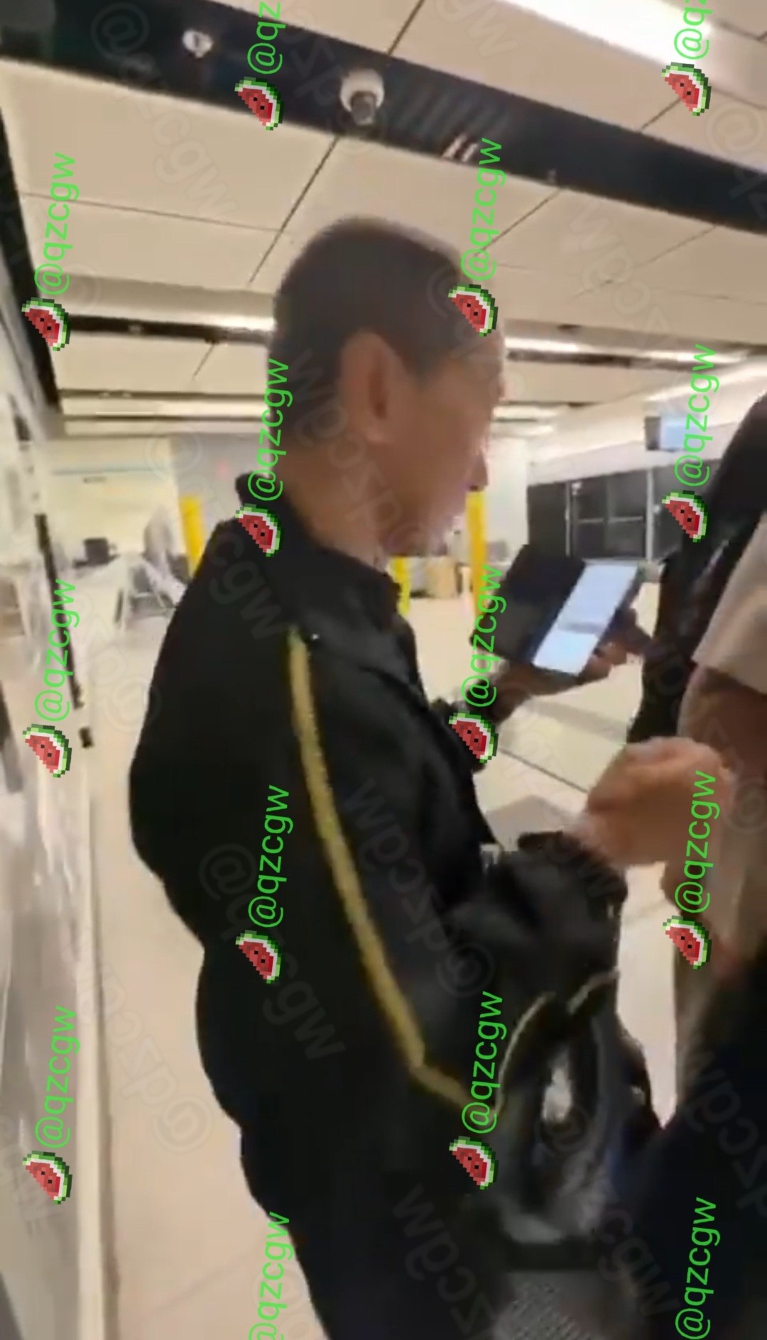 香港金钟地铁站中年男子涉嫌偷拍被乘客当场围堵对峙