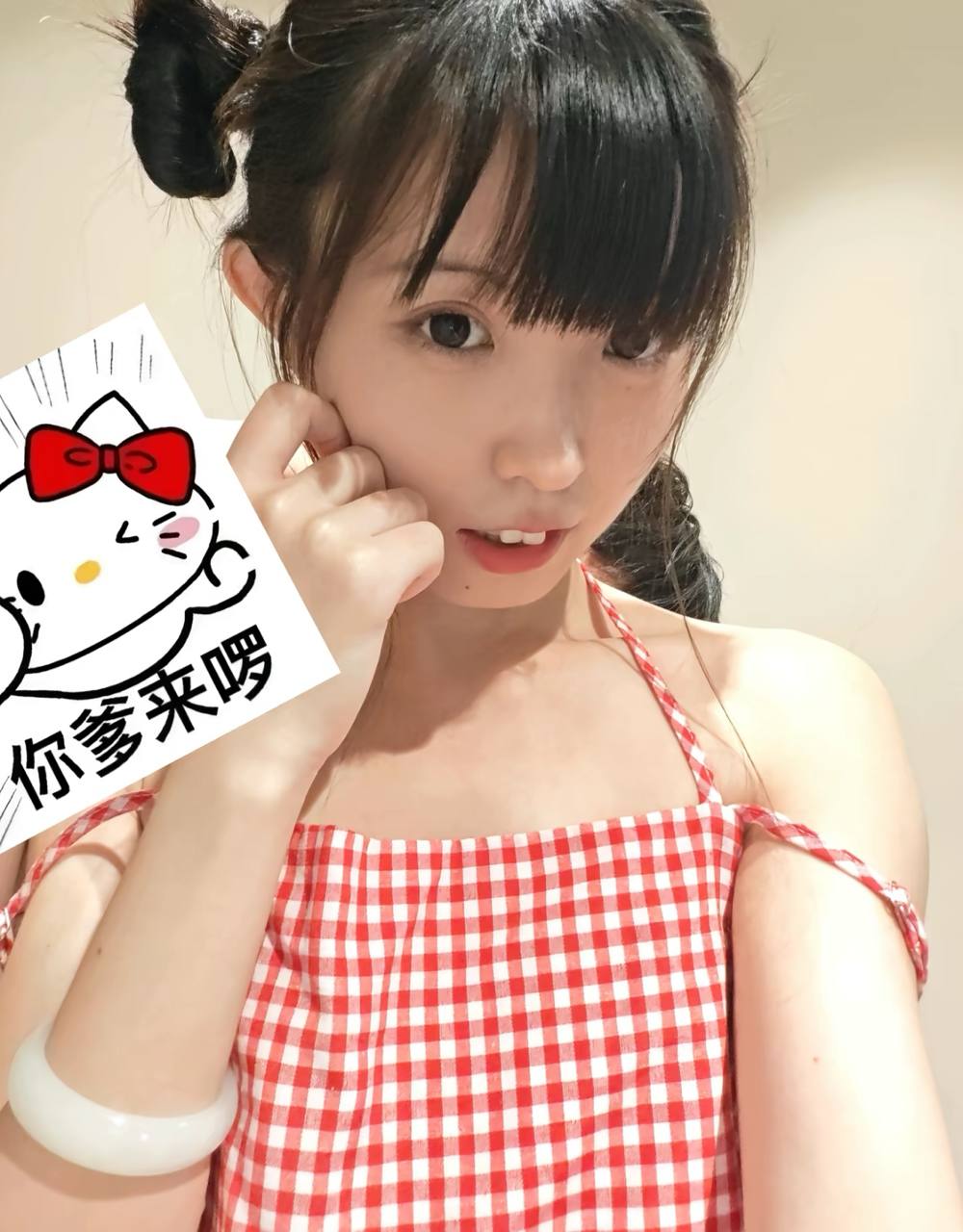 网红兔牙蛇蛇低调回归抖音引发旧闻翻涌其清纯人设与私密视频反差巨大