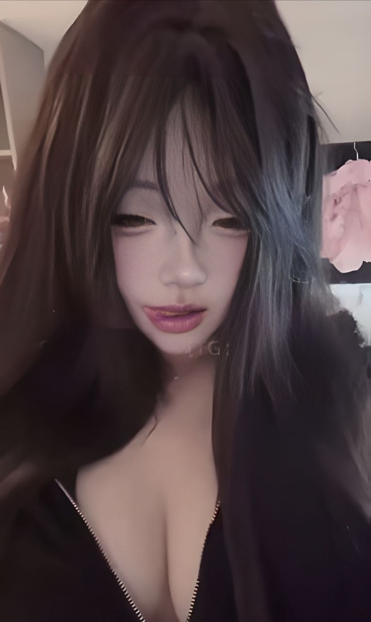 抖音网红卷卷私密视频遭金主曝光其身着制服揉弄丰满乳房