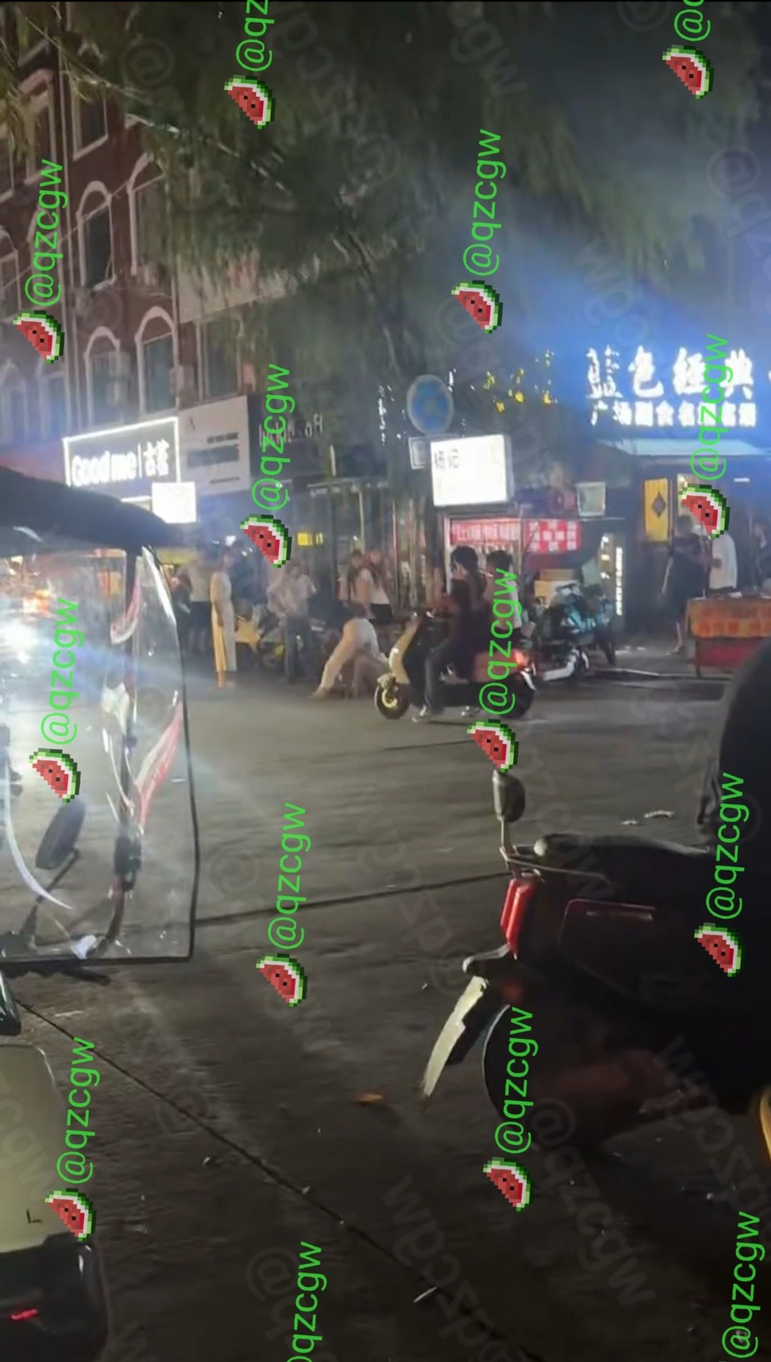 河南南广场商业街发生激烈冲突多名精致年轻女性当街扭打成一团