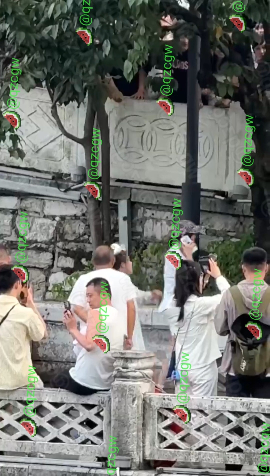 景区石桥旁仙气少女与光头大爷激烈对峙引发游客围观围堵