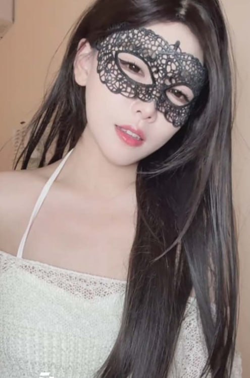 日系甜美博主身着碎花吊带裙展示丝足与蕾丝内裤诱惑观众