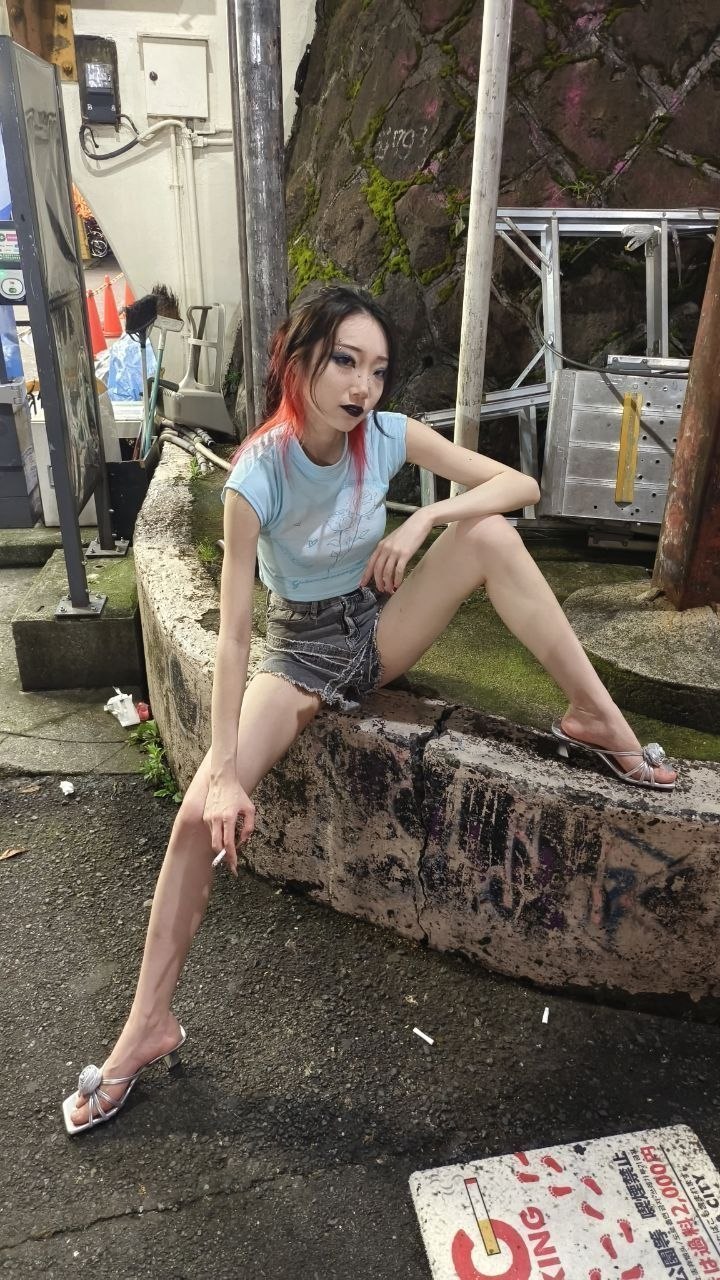 视觉系酒吧眼镜女郎深夜约炮并以丝袜足交与颜射满足男性欲望