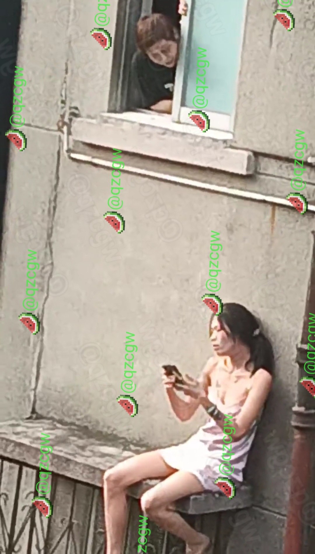 江门新会北园新村女子赤脚坐窗台查手机实为原配强行对峙丈夫