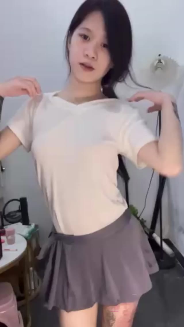 菲律宾网红精神小妹身着黑丝拍摄定制福利视频展示私密自慰过程