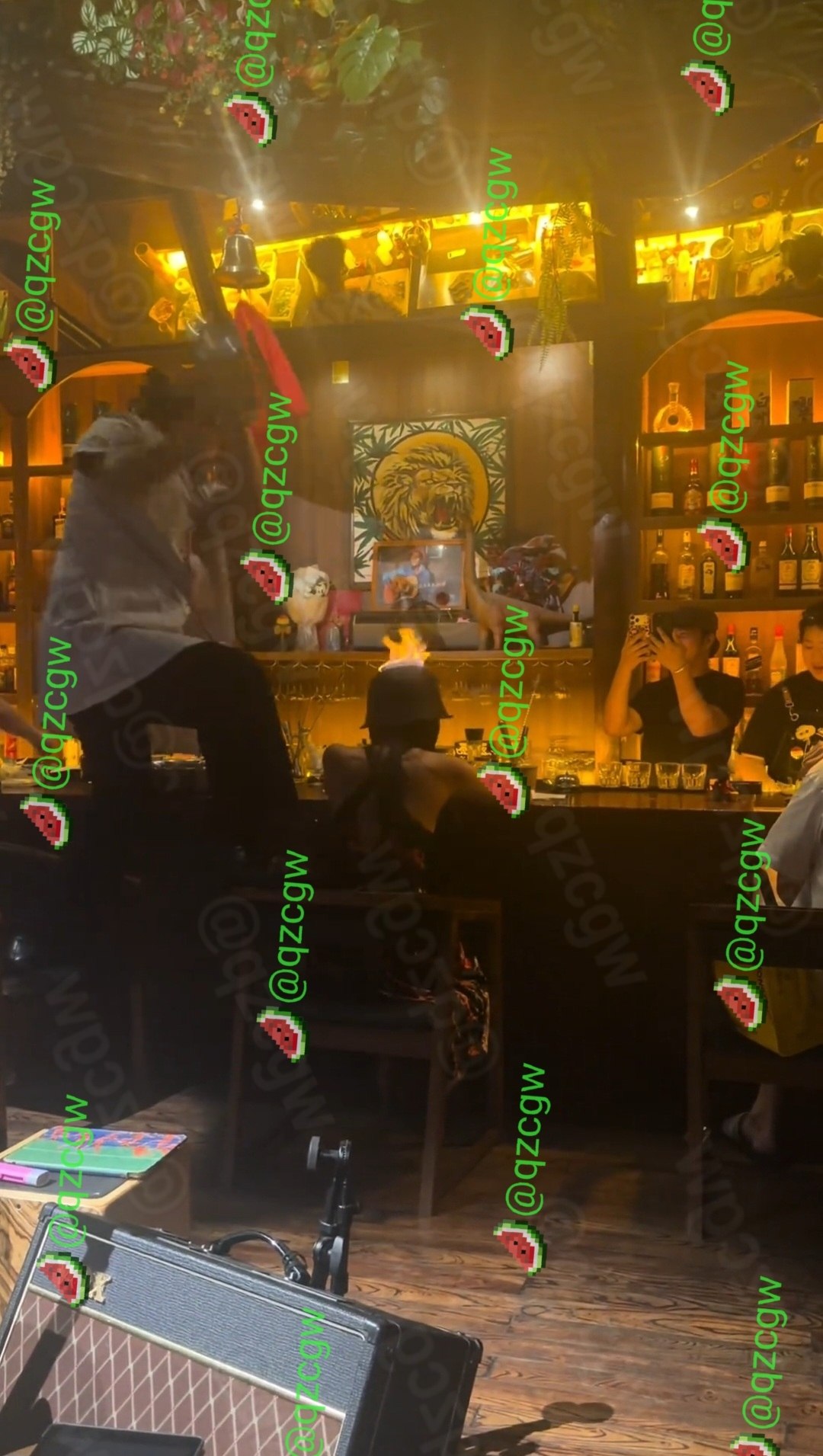重庆观音桥酒吧推出七夕特色互动项目通过夸张打击行为治疗恋爱脑
