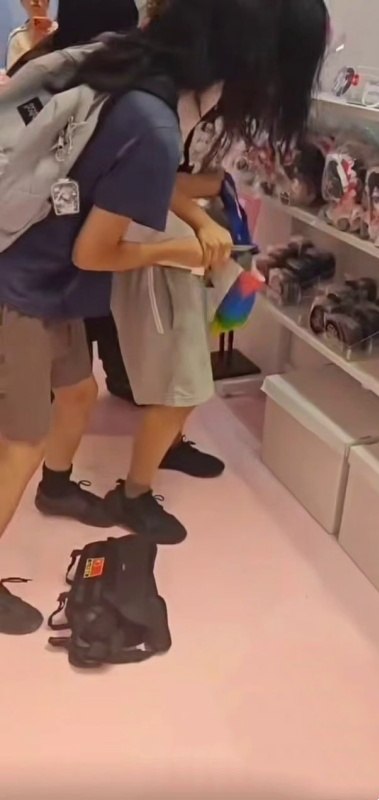 上海新世界城二次元快闪店突发持刀冲突导致人员受伤警方已介入调查