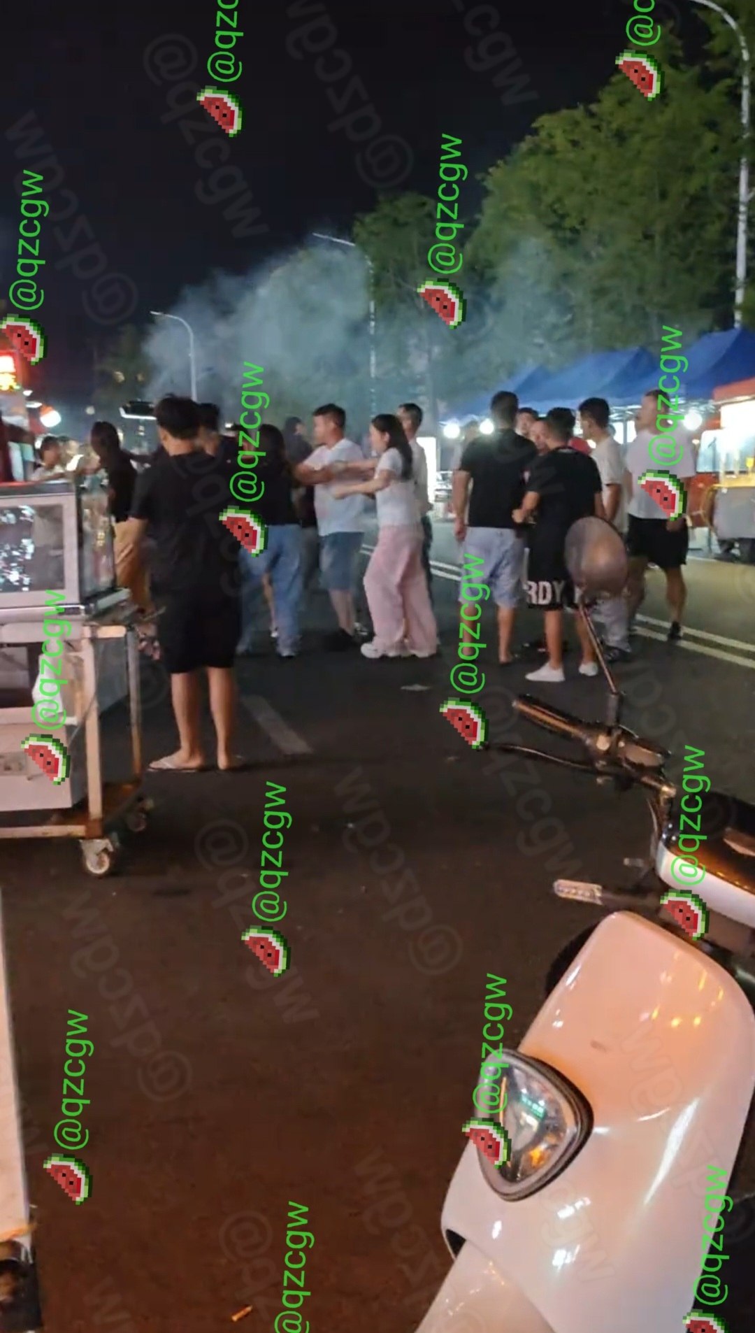 贵州某夜市因口角引发大规模群殴现场围观者高喊雄起助威
