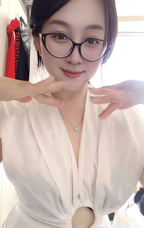 快手网红闪耀与榜一大哥酒店私会发生关系并拍摄露骨视频