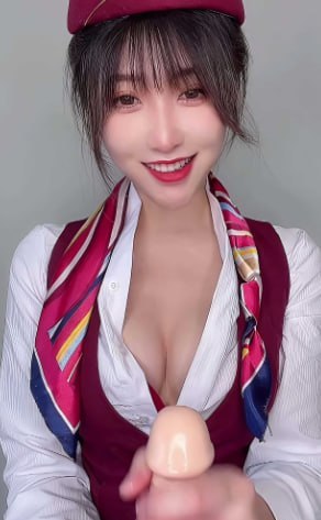 网红MissWarmJ身着酒红空姐制服进行寸止调教表演引发感官冲击