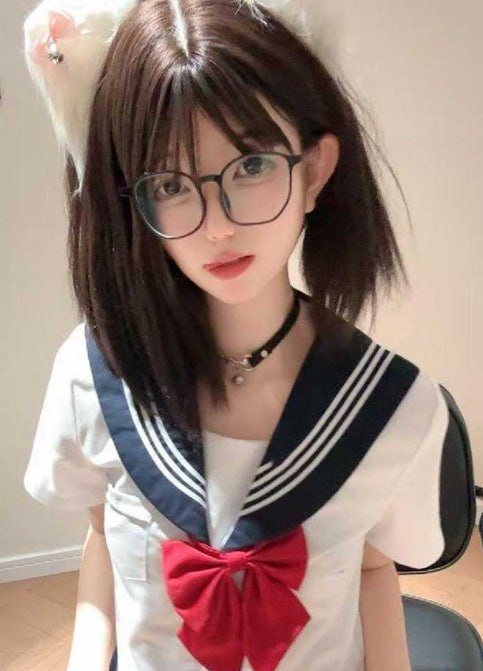 眼镜嫩妹通过百变造型展示丝足诱惑并进行裸舞自慰的福利视频流出
