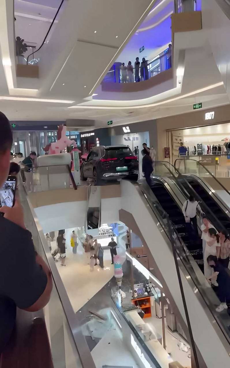 邯郸美乐城商场奔驰展车后撤失控撞碎扶梯护栏导致车辆半空悬挂