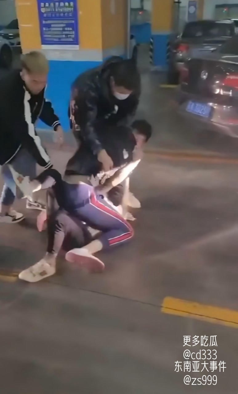 精神小伙地下车库主动挑衅叫嚣被对方一脚踹飞数米远当场懵掉