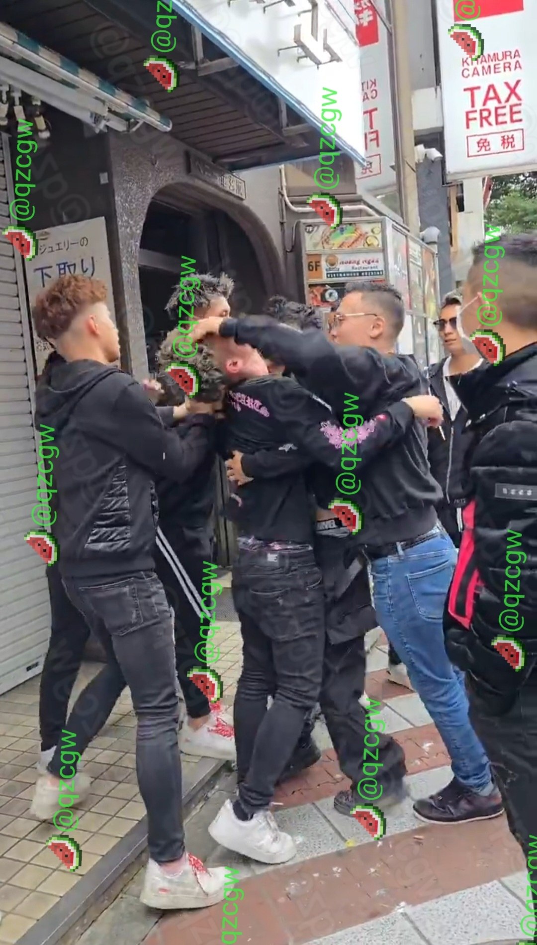 日本繁华商业街白昼突发大规模群殴事件十几名男子当街扭打混乱