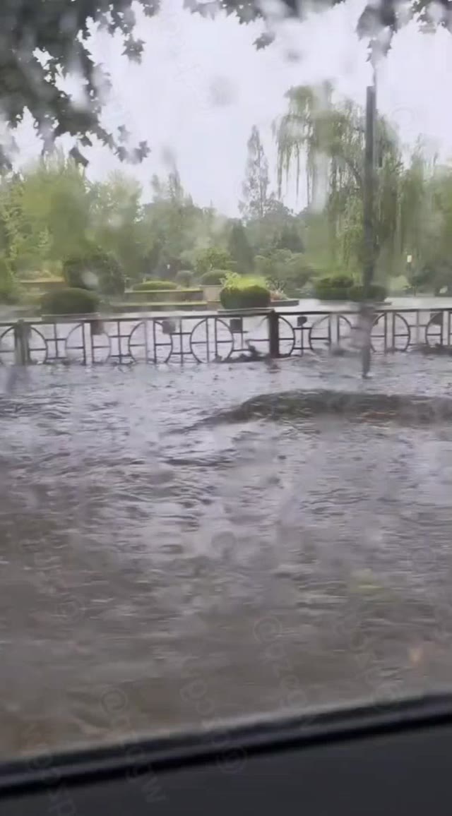 西安遭遇强对流暴雨引发严重内涝金花隧道被淹多路段积水深及膝盖