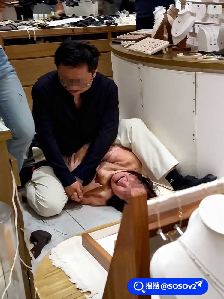 如皋吾悦广场饰品店爆发抓奸冲突丈夫暴力按压原配致现场混乱
