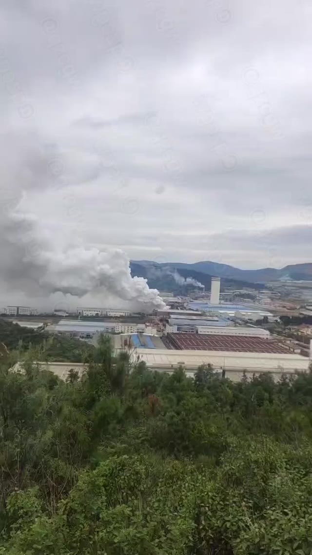 云南昆明晋宁精细化工企业发生黄磷泄漏自燃事故导致大范围浓烟扩散