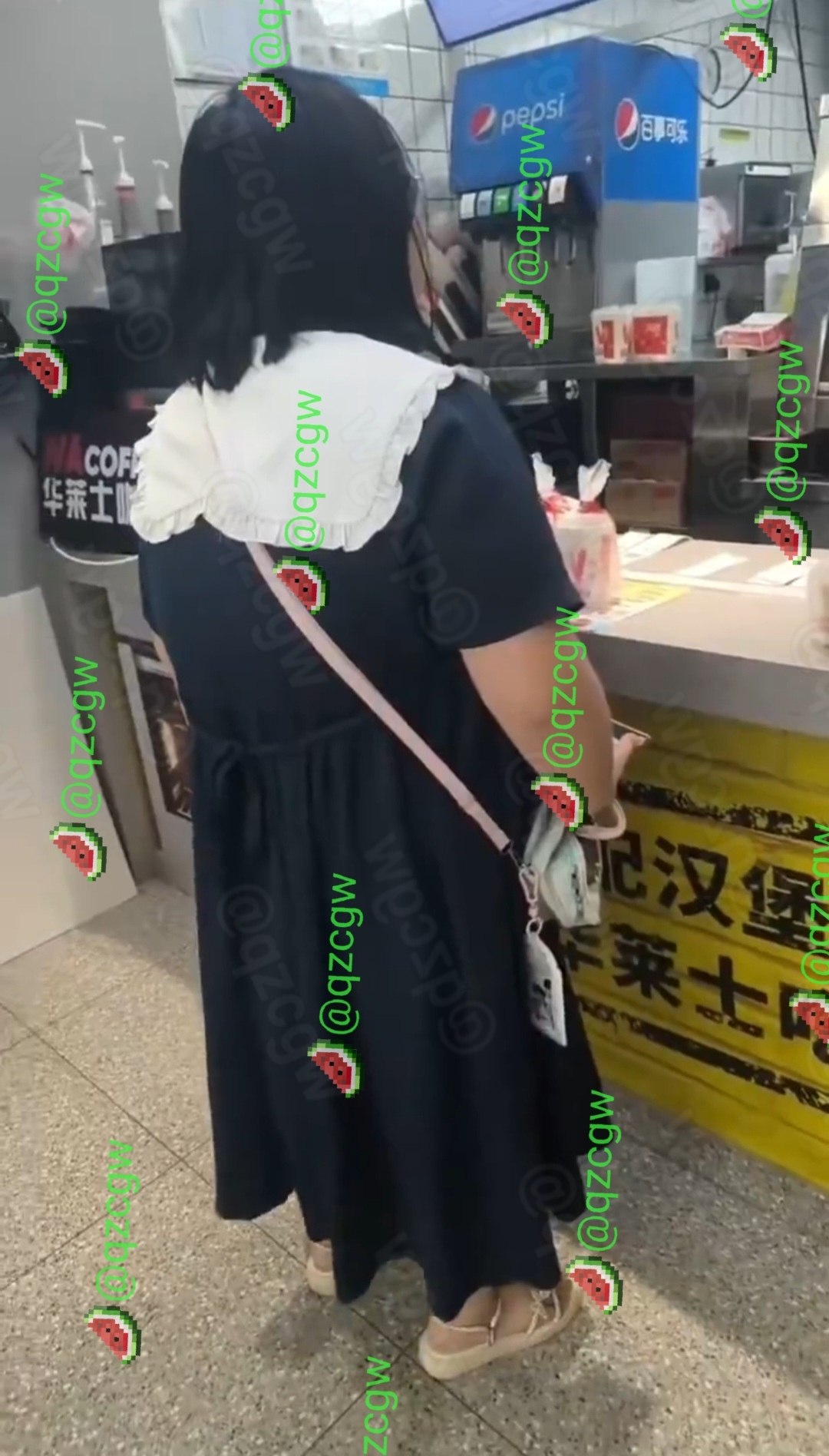 华莱士女顾客不满服务当众僵持柜台并拨打电话向外寻求支持