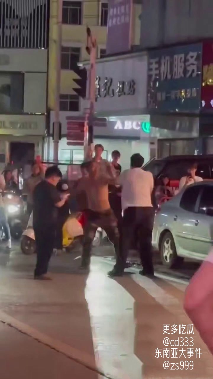街头惊现迷彩裤赤膊男子单挑两名壮汉并连续将其击倒在地