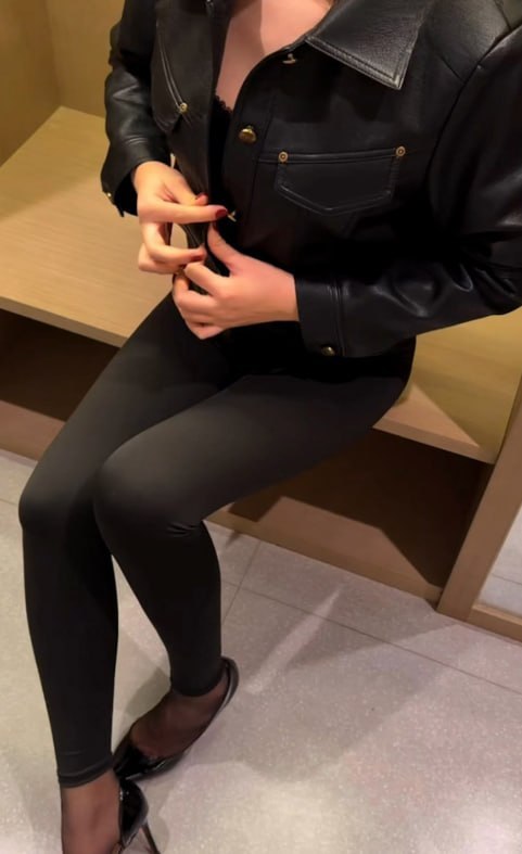 一名男子通过黑丝瑜伽裤与高跟鞋调教妻子进行足交与羞辱行为