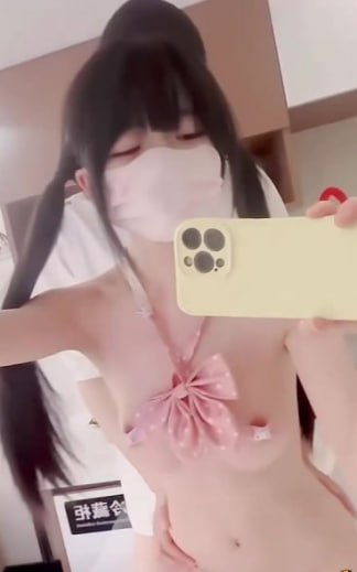 商场演绎金主剧情引发骚乱女子因露出私处被带回公寓疯狂性爱