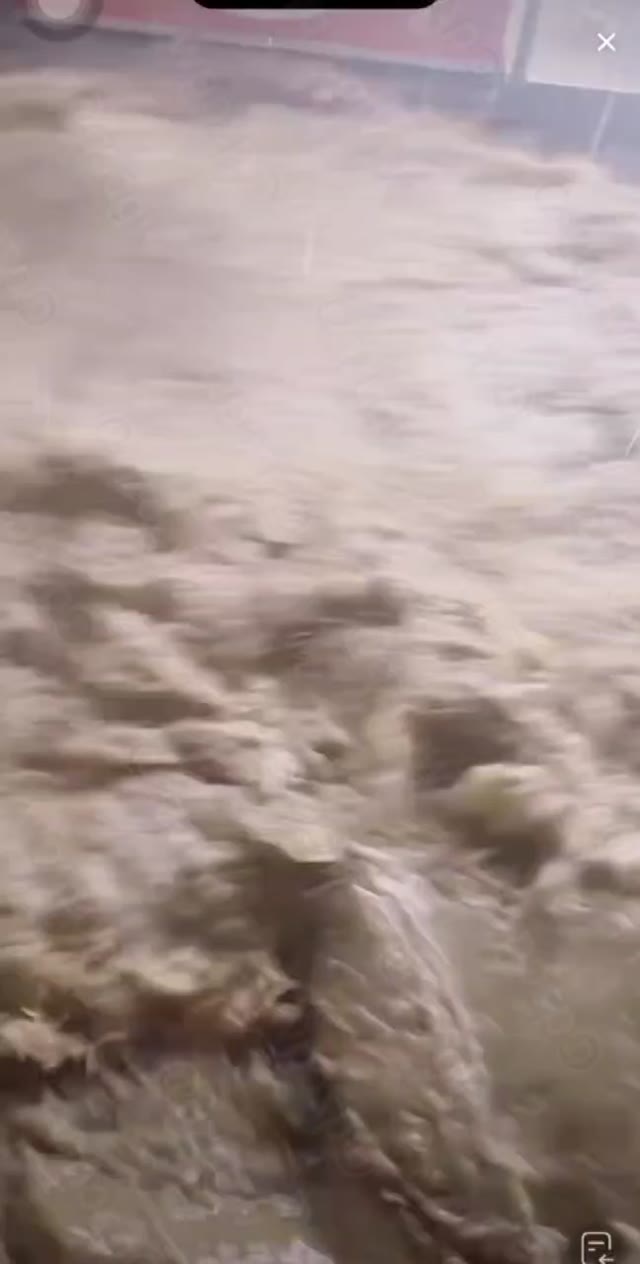 陕西西安临潼遭遇突发暴雨袭击导致西街夜市积水严重化身水上乐园