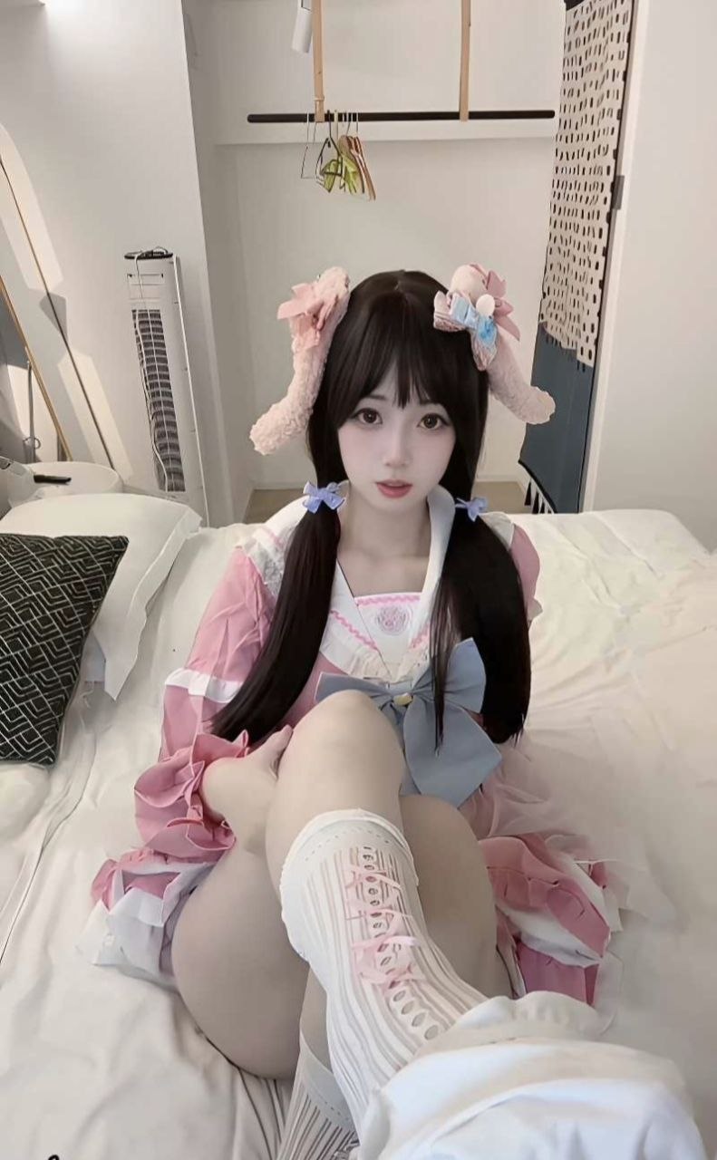知名反差女主播奶芙直播自慰并伴随言语羞辱观众引发感官冲击