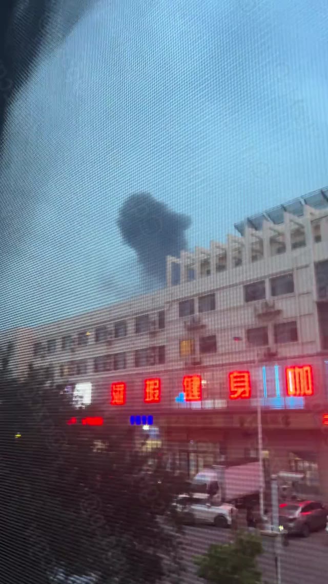 天津东丽无暇街接连爆发浓烟与巨响疑似天钢工厂发生设备故障