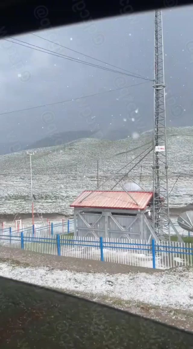 青海夏日突发强对流天气导致果洛及青海湖周边地区遭遇巨型冰雹袭击