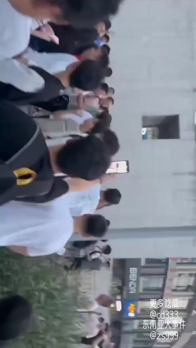 重庆时代峰峻办公地爆发粉丝大规模聚集冲突多名未成年人被警方带走