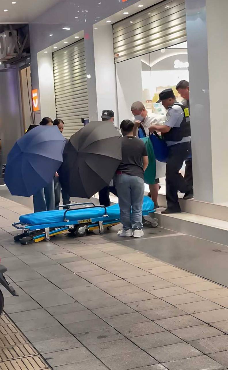 广西玉林十字街一名女子带娃逛街时突遭陌生男子持刀疯狂砍杀