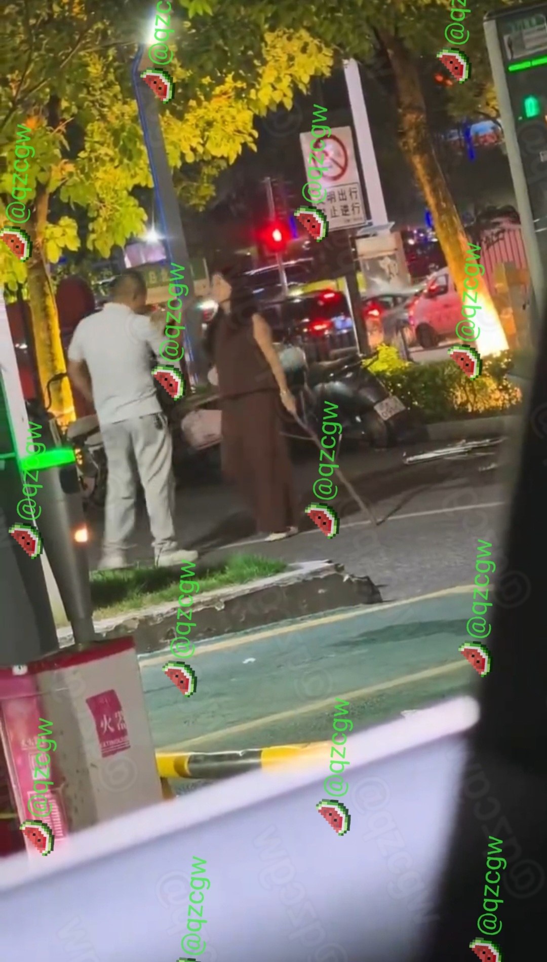 江西上饶街头深夜惊现暴力冲突棕裙女子手持长棍当街暴打中年丈夫