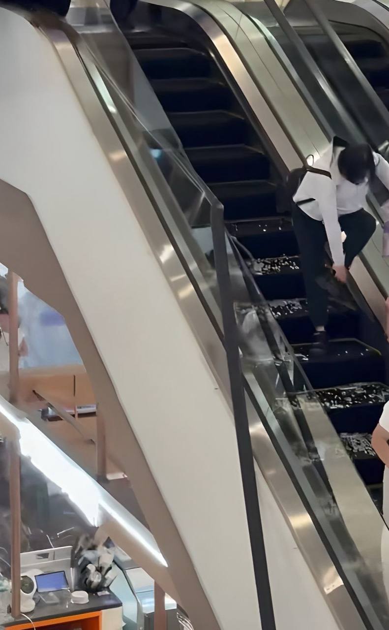 邯郸美乐城商场奔驰展车后撤失控撞碎扶梯护栏导致车辆半空悬挂