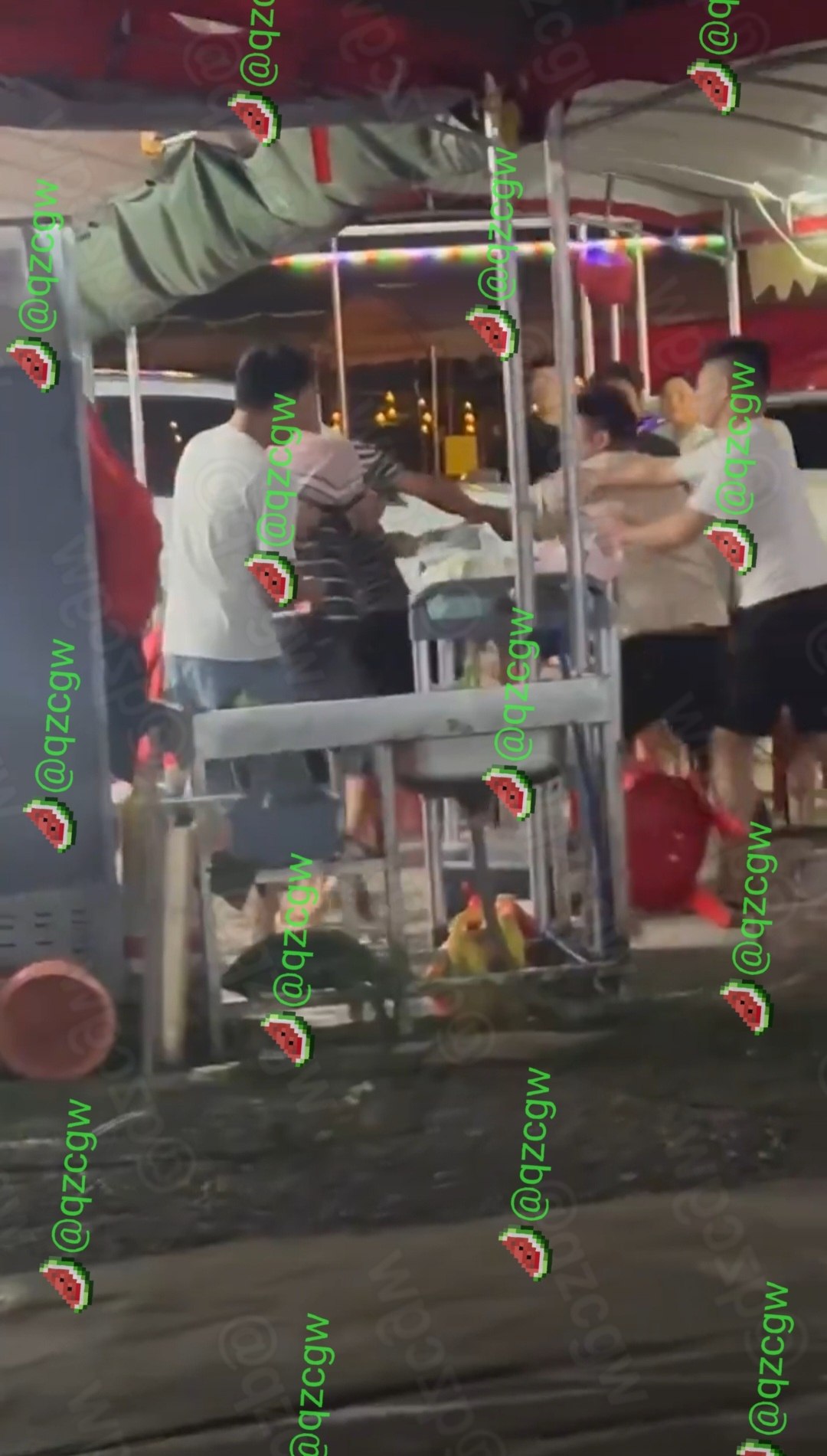广东清远亲友户外聚会饮劲酒后失控,帐篷内发生激烈推搡冲突