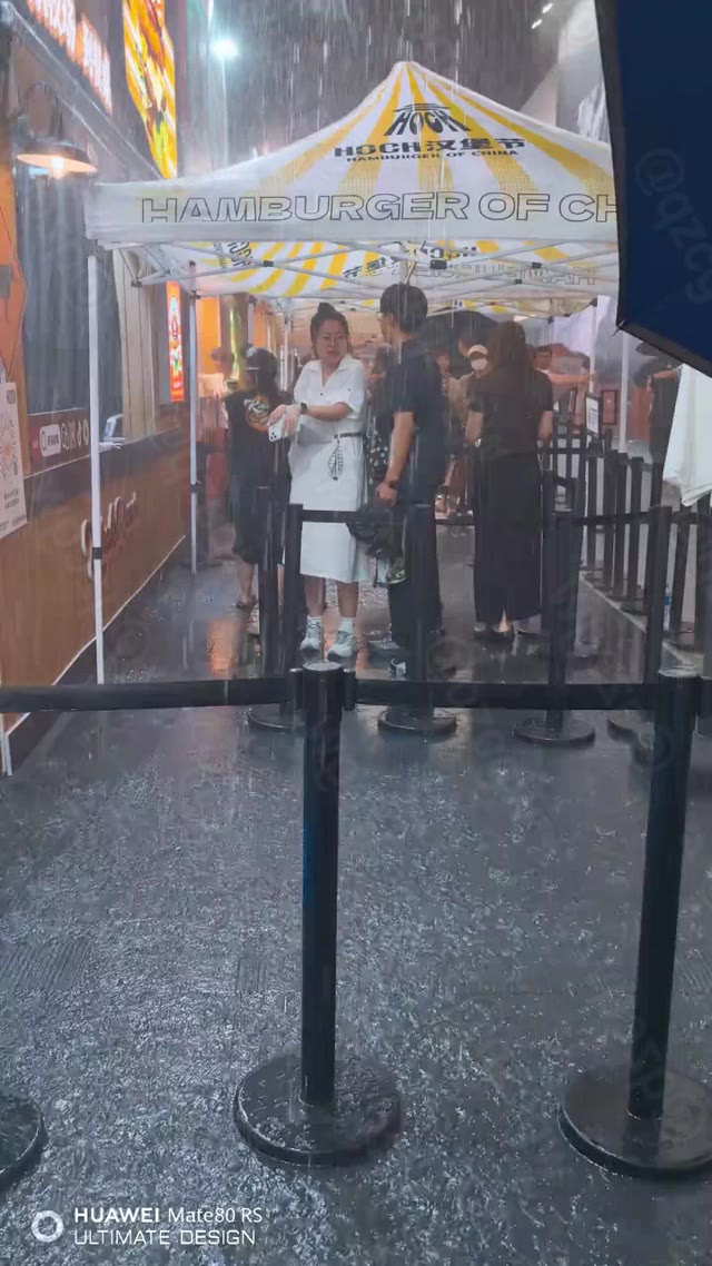 吉林长春遭遇强降雨导致城区多处低洼路段积水成海市民被迫涉水出行