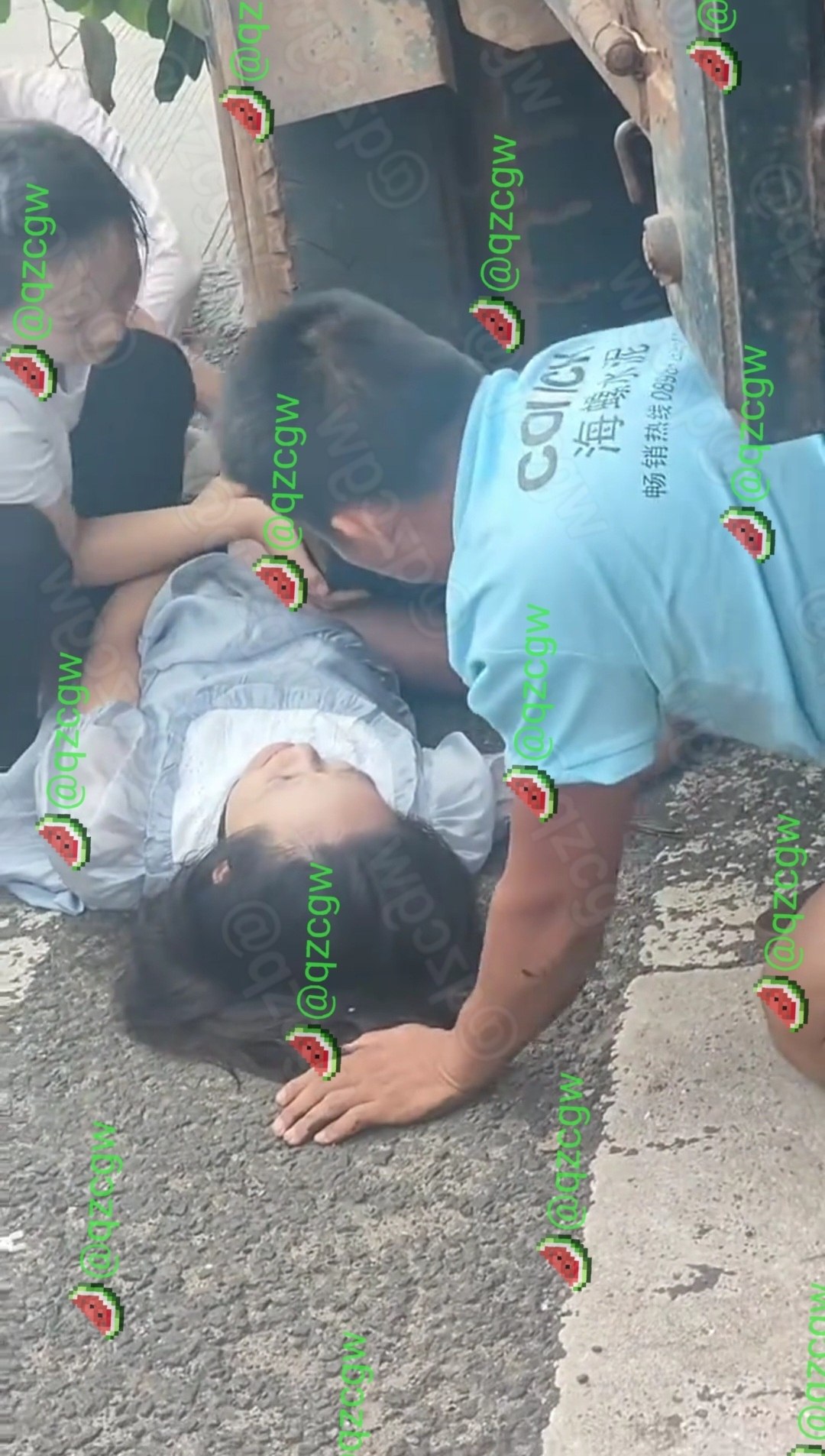 海南临高海公馆路口发生惨烈车祸女子被大货车车轮压在身下