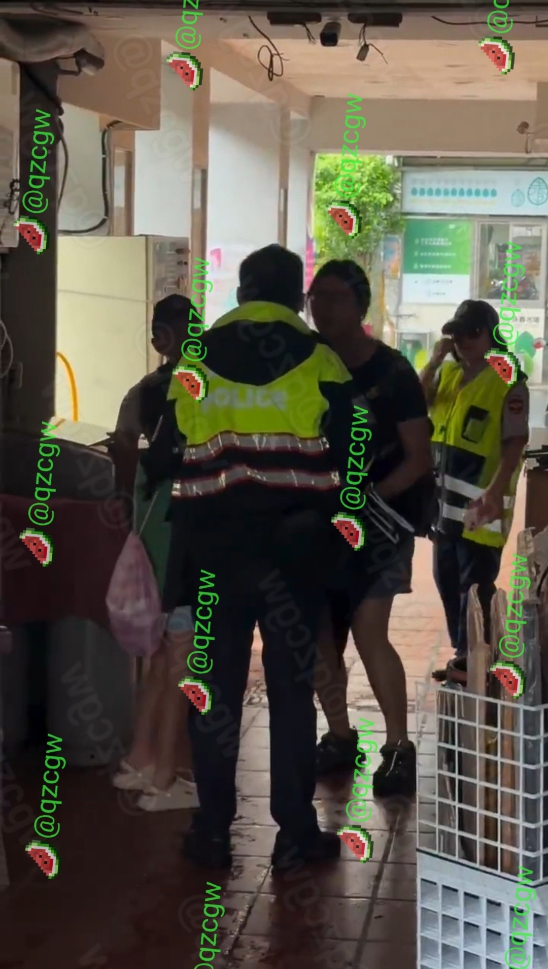 台北家长因防空演习阻碍女儿游泳考试当街怒吼警察并当众痛骂幼女