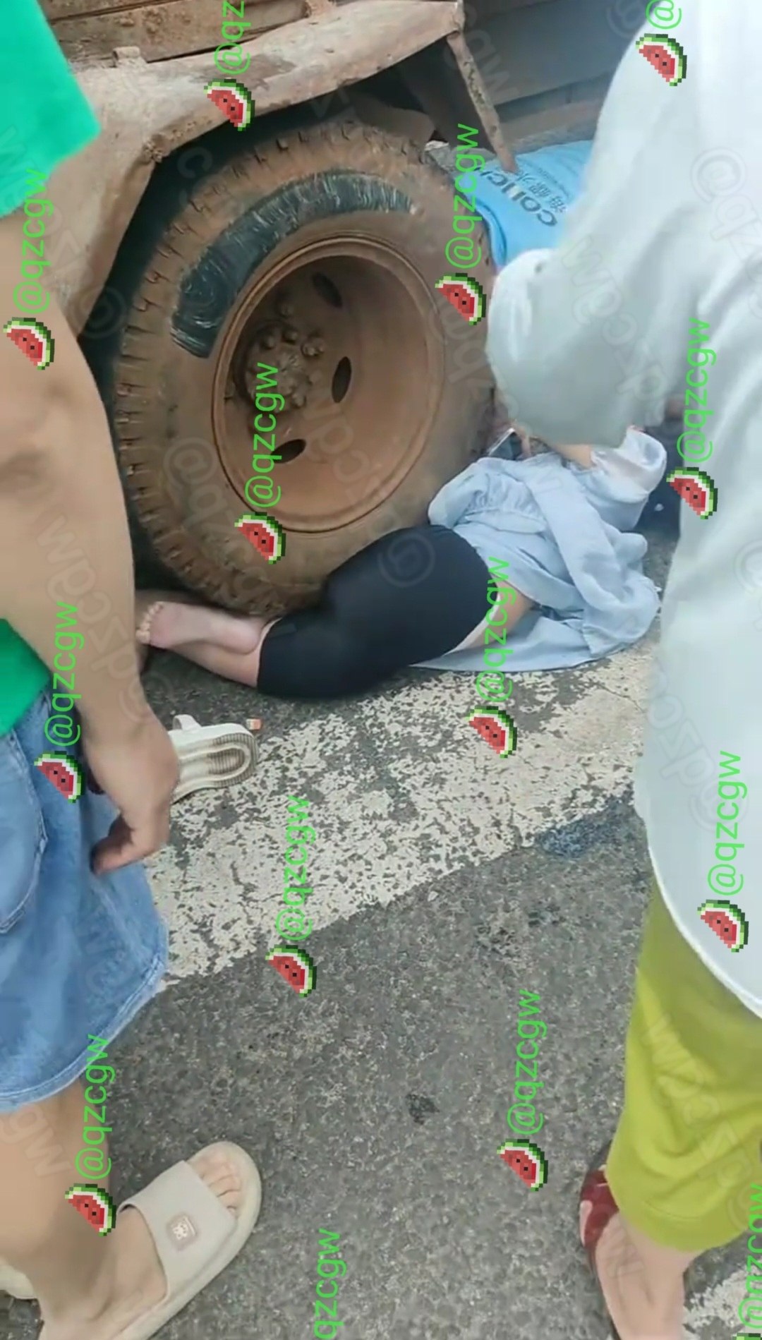 海南临高海公馆路口发生惨烈车祸女子被大货车车轮压在身下