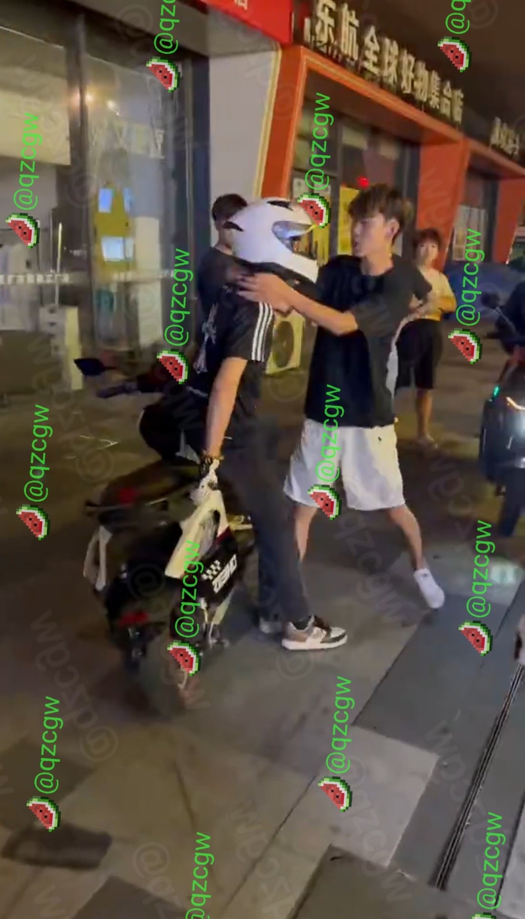 夜市广场突发群体斗殴精神小伙激烈肢体冲突导致鞋履飞散现场混乱