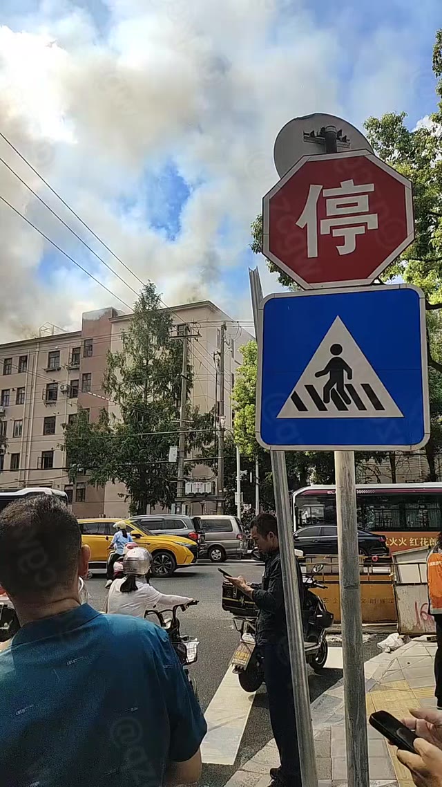 上海青浦城北新村居民楼顶楼突发火灾浓烟滚滚整幢楼受影响无人员伤亡