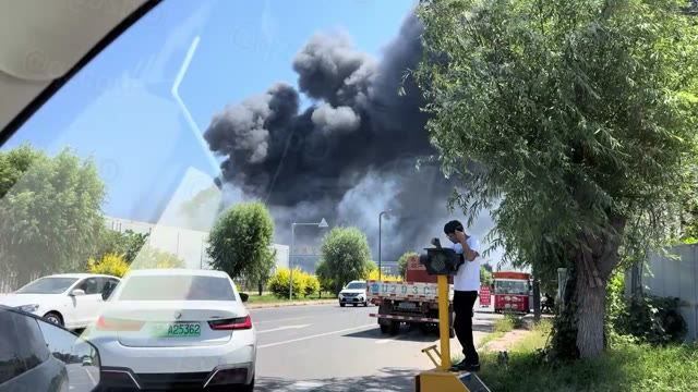 山东青岛胶州李哥庄镇塑料加工厂突发火灾浓烟滚滚消防紧急扑救