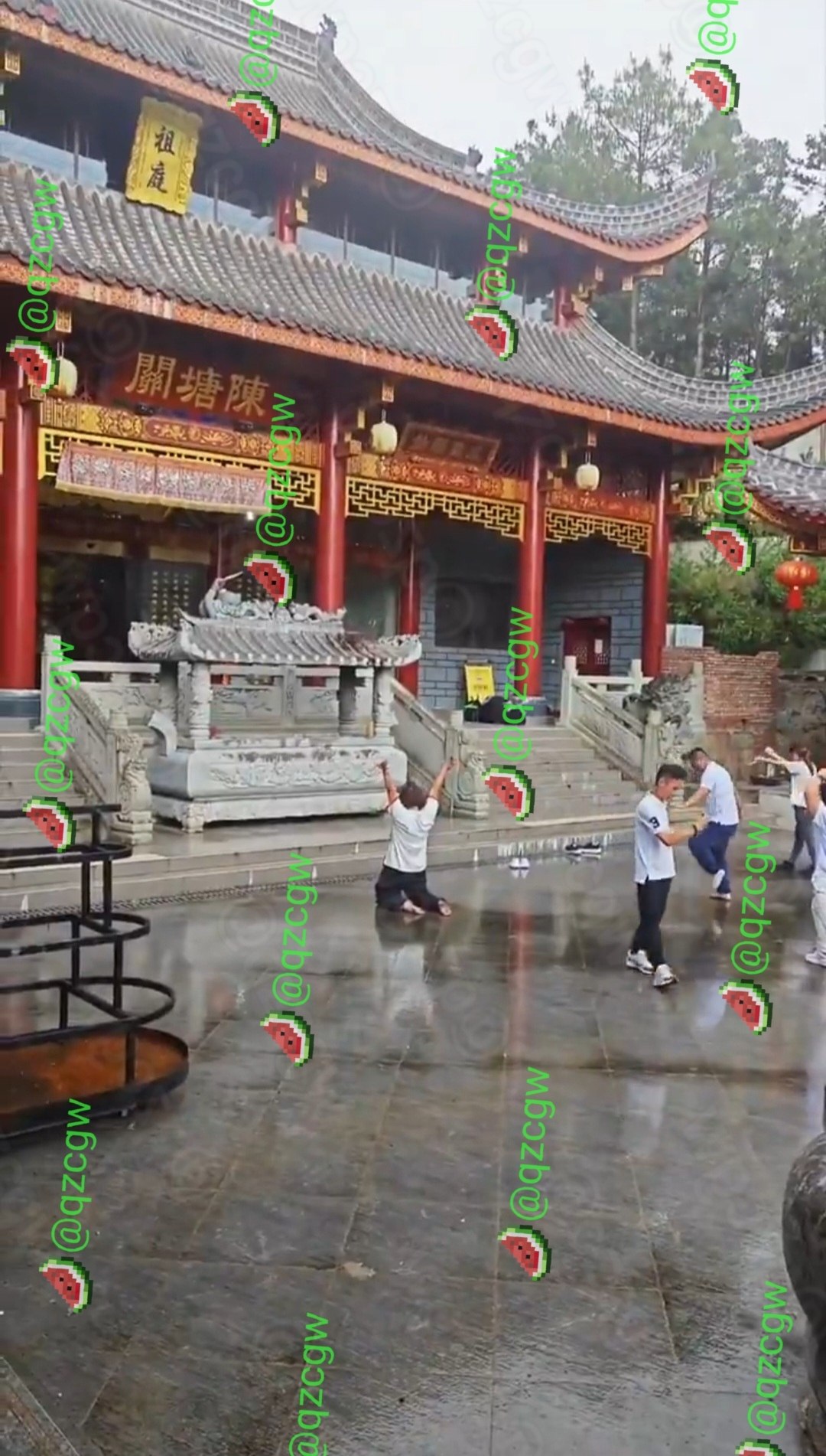 陈塘关雨中寺庙广场惊现大爷大妈魔性求法动作宛如修仙现场