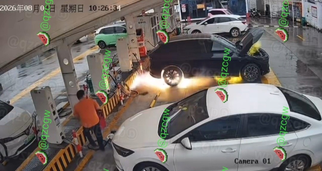 宁波一辆曾发生严重碰撞的极氪7X在充电站突然爆燃起火