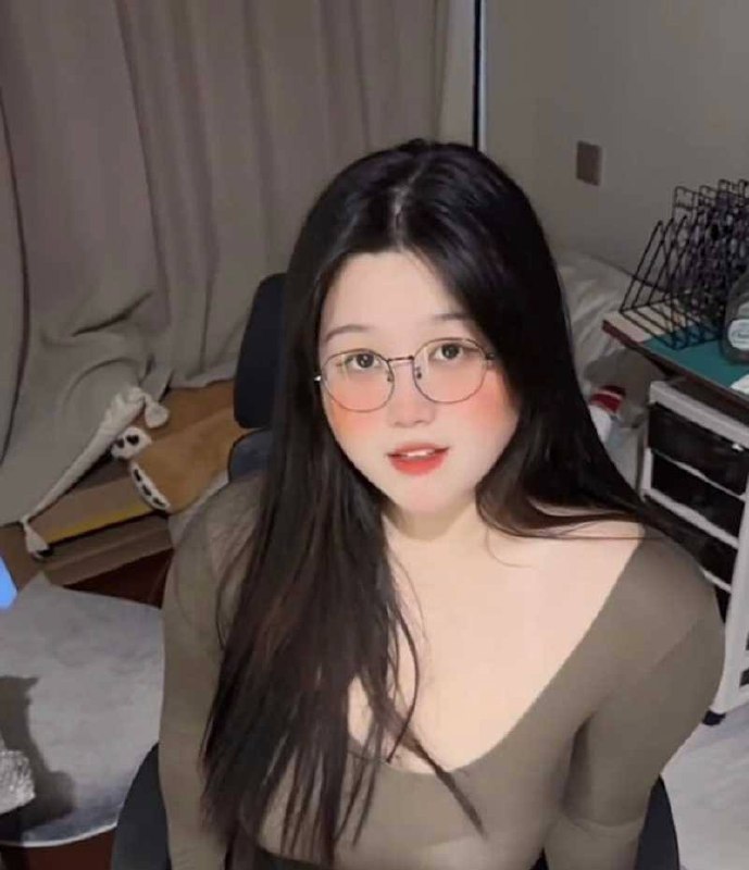 抖音博主菠萝噗噗私密定制视频泄露引发人设崩塌