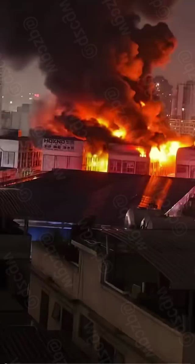 南宁西乡塘安津五金机电市场深夜突发大火火势蔓延至二楼仓库